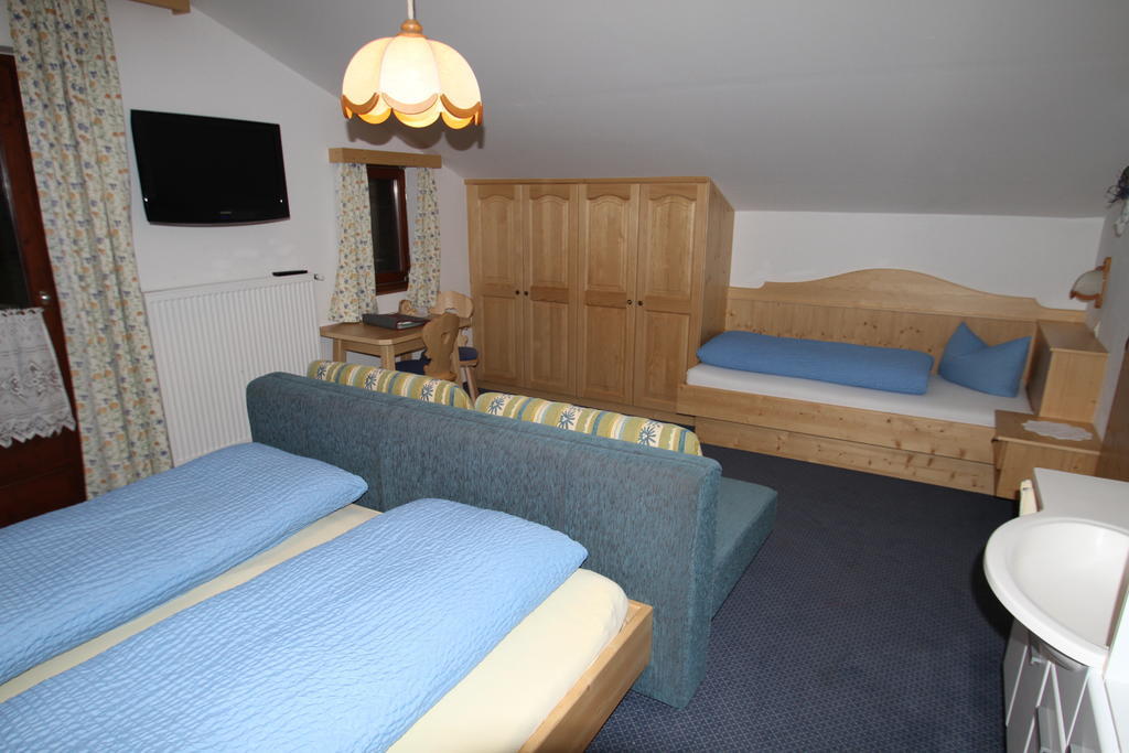 Villa Alpenbauernhof Gröbenhof Fulpmes Zimmer foto